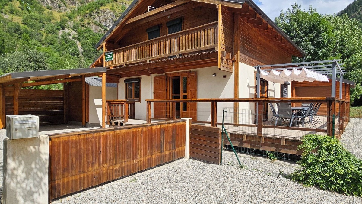 Venosc Ski Chalet | VENOSC VILLAGE Chalet "LE MELGUEIL" 3 */10 pers gondola 300m jacuzzi wifi