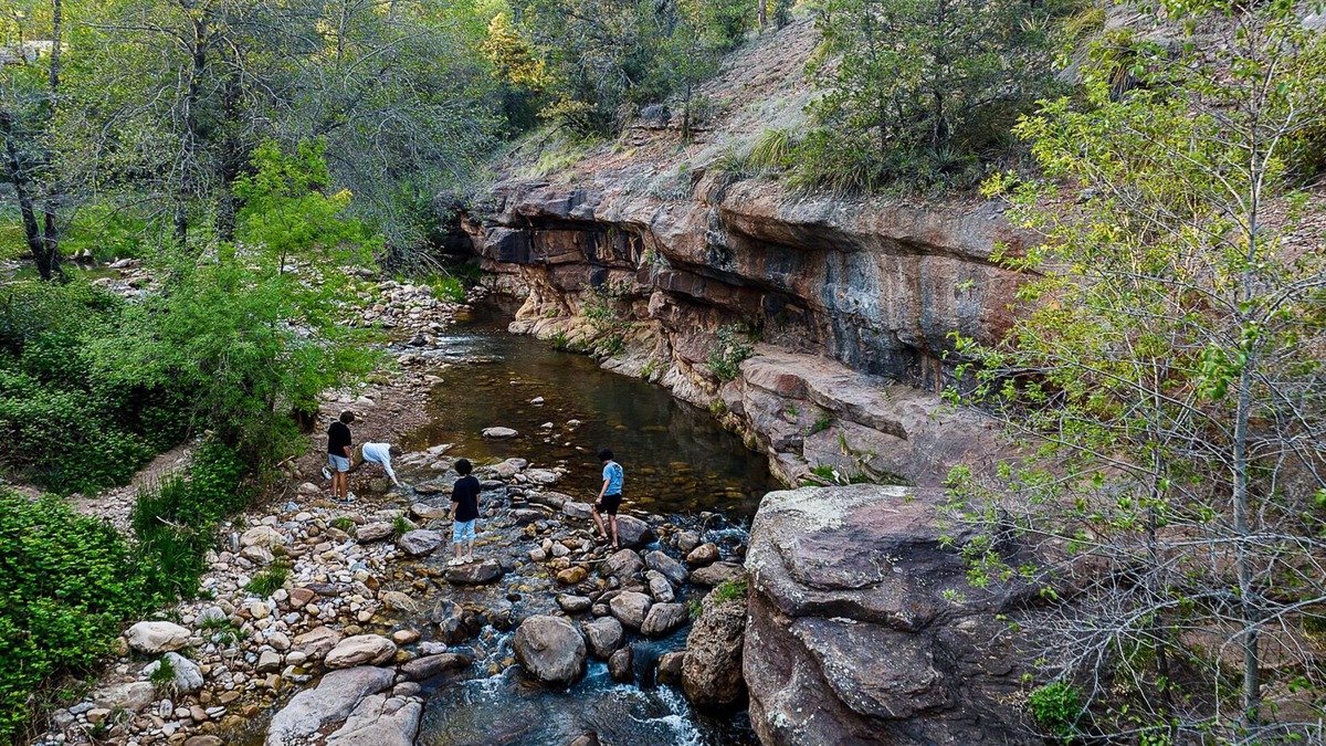 Whispering Pines House | Verde River Lodge: Riverside Cabin Luxury with Hot Tub, Games & Wild Beauty
