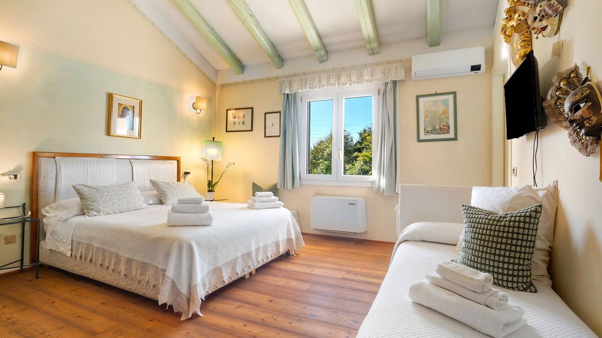Mirano Apartment | 'Verde' Room with Shared Garden, Wi-Fi and Air Conditioning