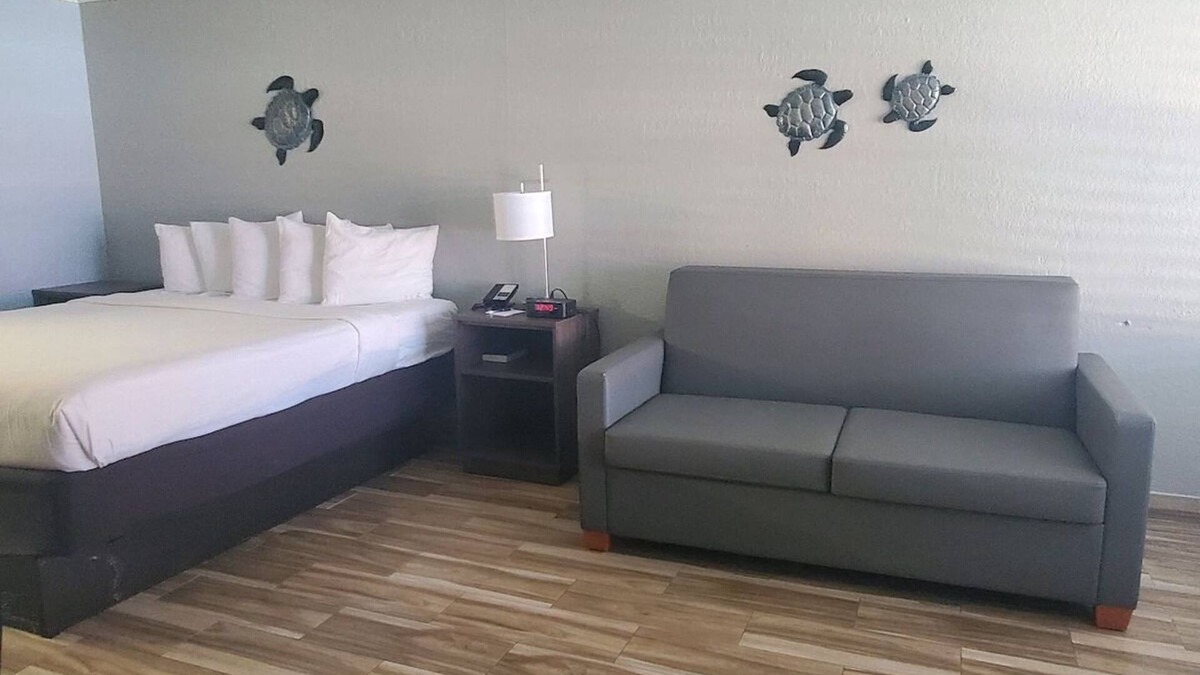 Vero Beach Hotel | Vero Beach Inn and Suites | Deluxe Suite | Near Vero Beach Regional Airport