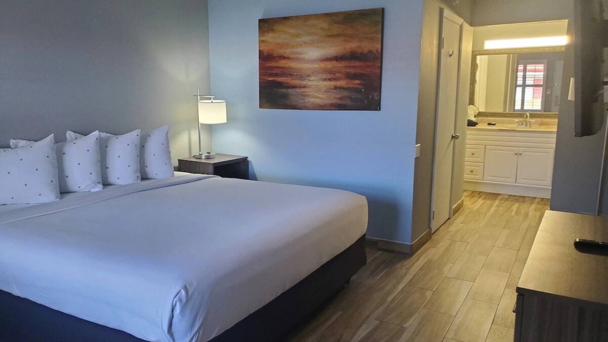 Vero Beach Hotel | Vero Beach Inn & Suites | Grand Suite w/Kitchen | Near Jackie Robinson Complex