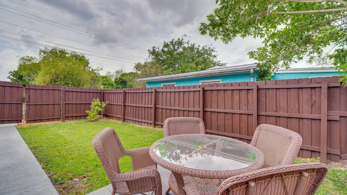 Rock Ridge Apartment | Vero Beach Studio w/Shared Patio ~ 3 Mi to Beach!