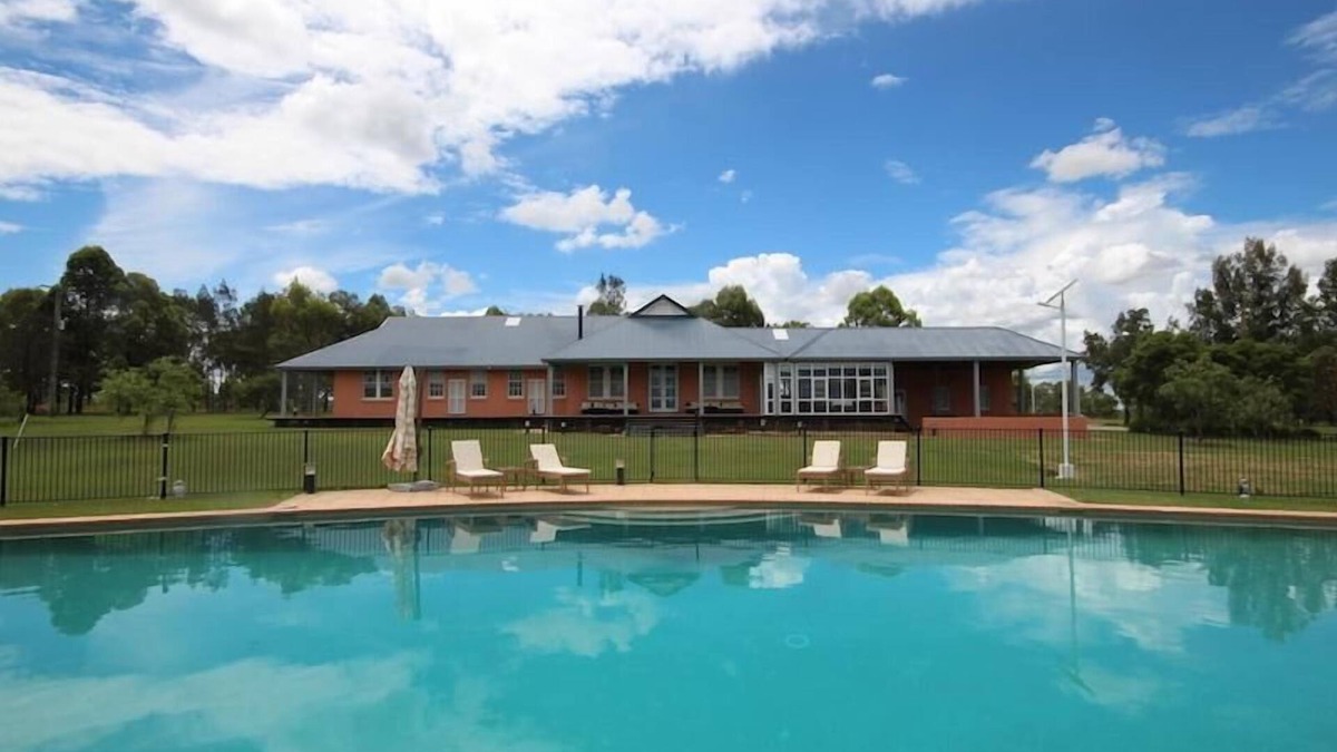Pokolbin House | Verona House - 7 bedroom - Enormous 7 bdrm, 7 bthrm house with fabulous pool in the heart of Pokolbin!