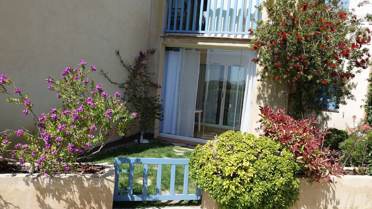 Six-Fours-les-Plages Apartment | Very beautiful T2 on the ground floor with trees, swimming pool, sea view, shops and beach