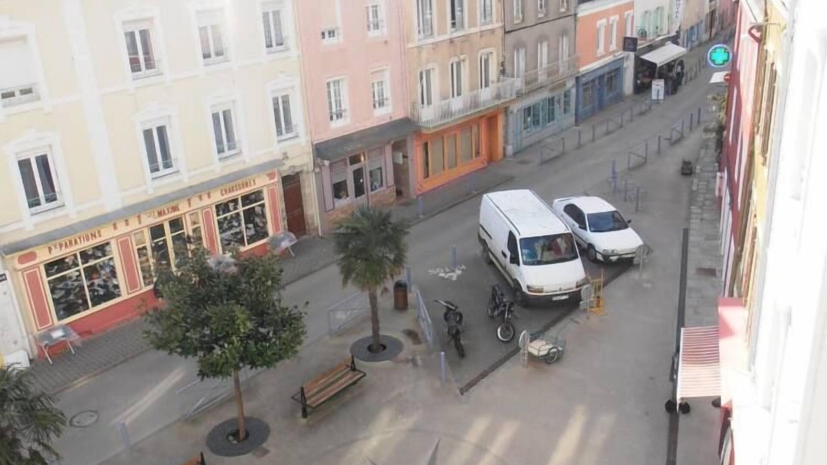 Le Palais Apartment | Very bright and quiet apartment overlooking a small shopping square