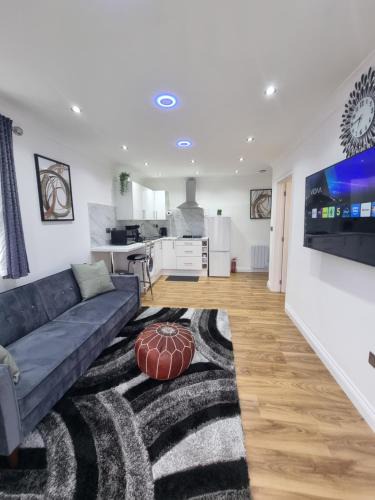Little Holland Apartment | Very Cosy & Lovely 1 Bed Garden Apartment with side access, Suitable for Long Stay and Short Stay