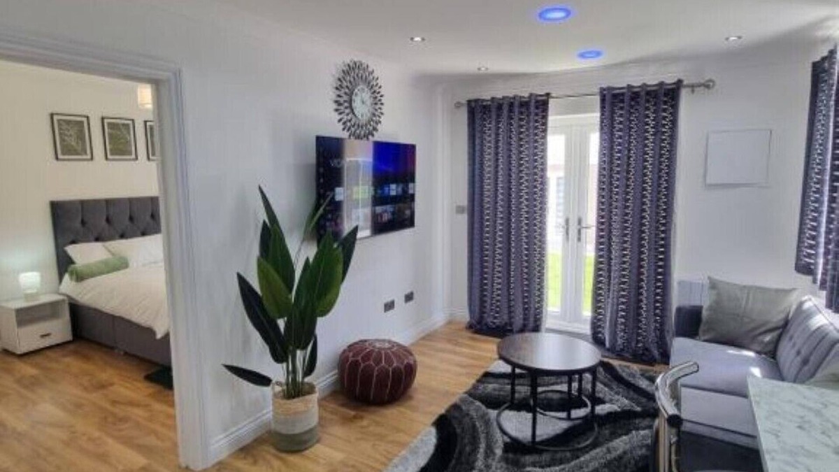 Little Holland Apartment | Very Cosy & Lovely 1 Bed Garden Apartment with side access