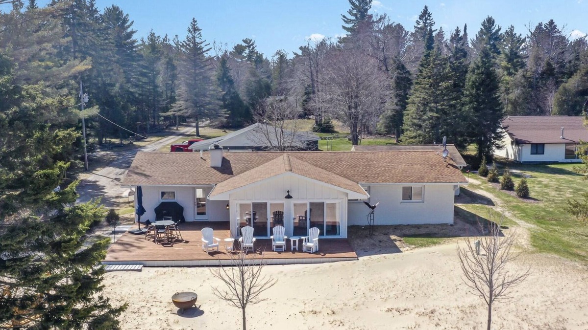 Millersburg House | Very cozy and inviting lake house on the sandy shores of beautiful Lake Huron