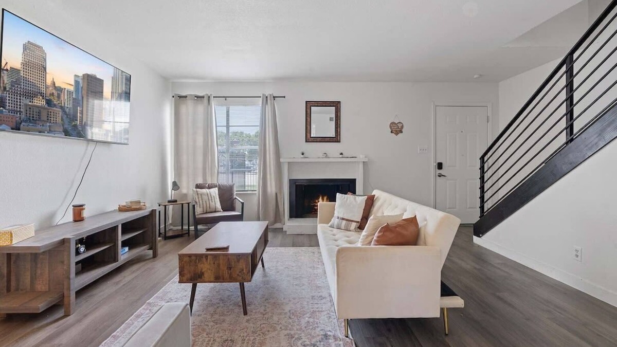 University Hills House | Very Cozy Home in Heart Of East Austin - Sleeps 9