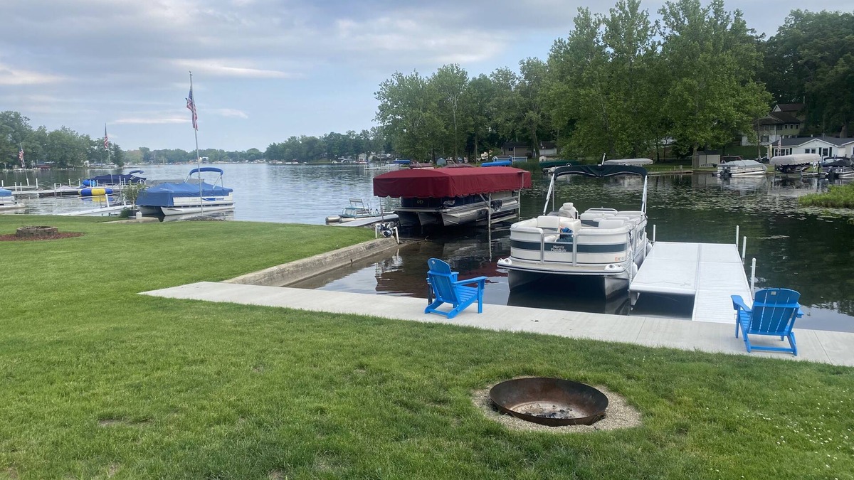 Leesburg Cottage | Very cute lakefront cottage. This little gem is just the getaway everyone needs!
