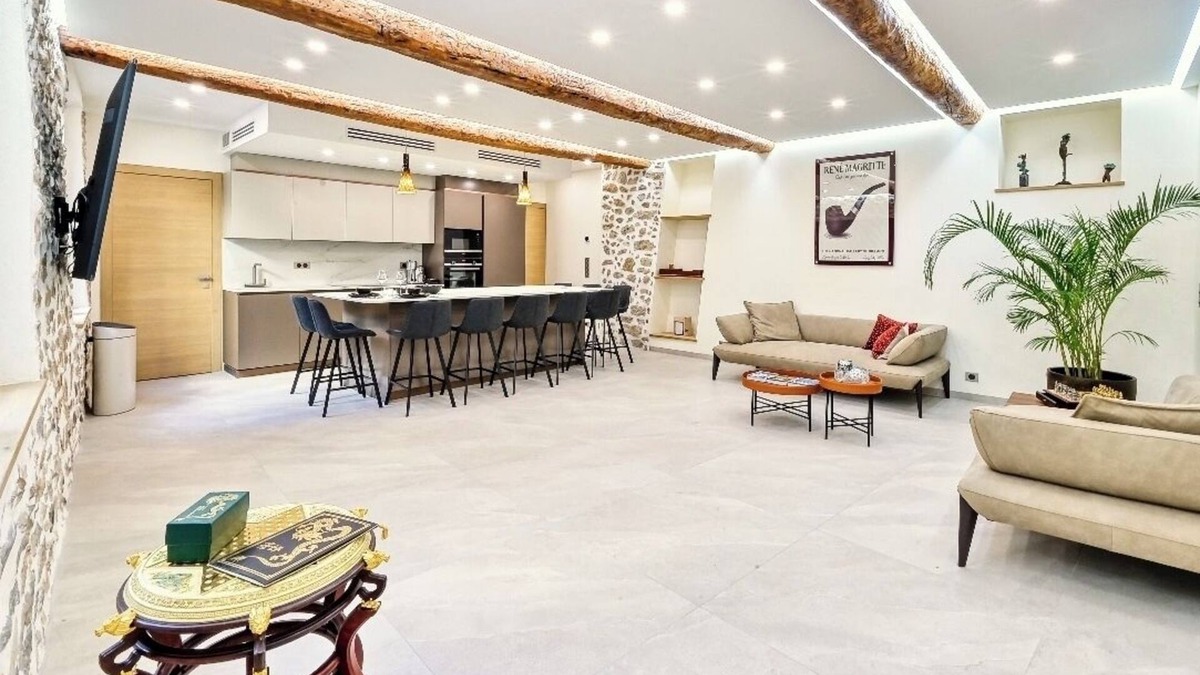 Antibes Old Town Apartment | Very large, refined apartment in the heart of old Antibes