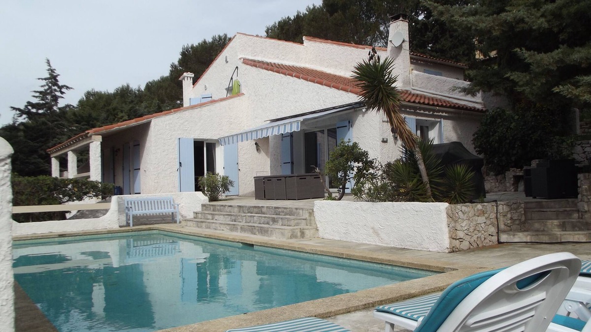 Carnoux-en-Provence Villa | Very nice air-conditioned villa for rent. 6 km away from Cassis. Very large pool
