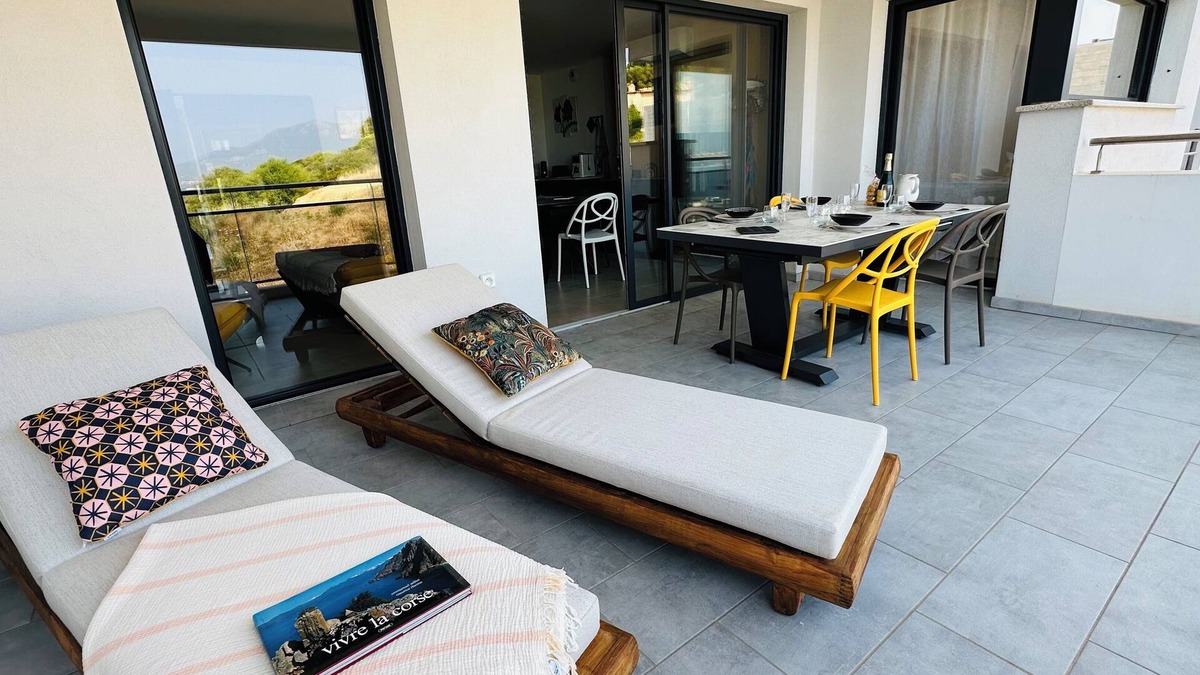 Le Ricanto Apartment | Very nice sea-view apartment with covered terrace and private parking.