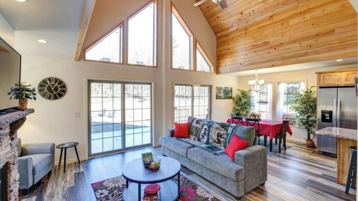 Jefferson Cabin | Very Private Cozy Cabin Nestled on 15Acres Wooded Retreat!Near Wedding Venues!EV
