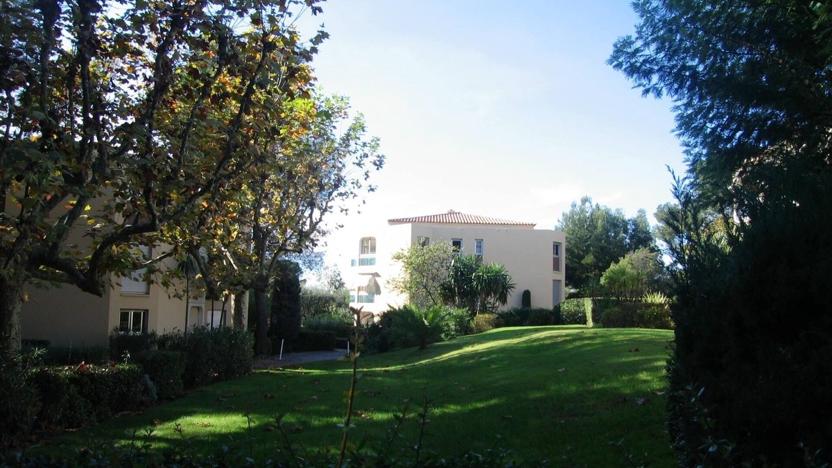Boulouris-sur-Mer Apartment | Very quiet apartment in a great park close to sea and downtown