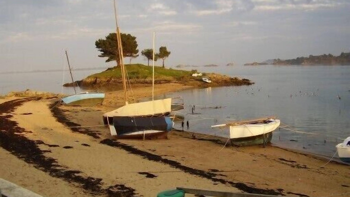 Lanmodez Villa | Very quiet seafront house with unobstructed sea view