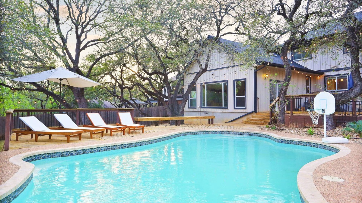 Whispering Oaks House | Very Spacious 5-bed w/Pool, Hot Tub, Mini Golf, Game Room, Playground and More!