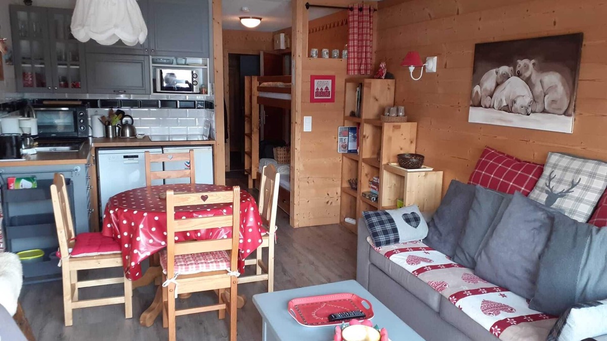 Meribel Village Apartment | Very sunny, panoramic view, 300m from the slopes, 4 pers, 1 bdrm+cabin, 35 m2