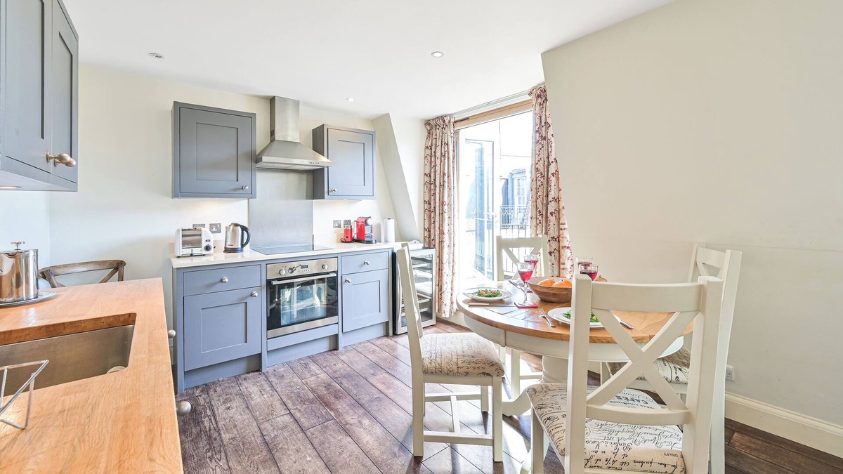 Knightsbridge and Belgravia Apartment | VERY UNUSAL HOME-COMFORTABLE =SLEEPS 4/5 Knightsbridge - Early C/in if avail -