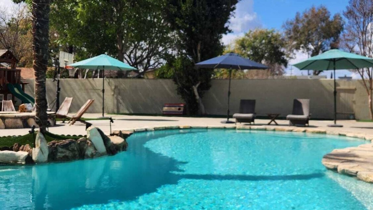 Riverside House | VeryPrivateHouse in Riverside,3bedrooms& 2 1/2 bathroom house w/Pool & big Patio