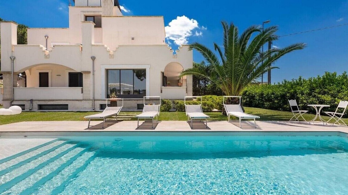 Torricella Villa | Vespicci three-story villa with 10-person pool, 5 minutes from the beach
