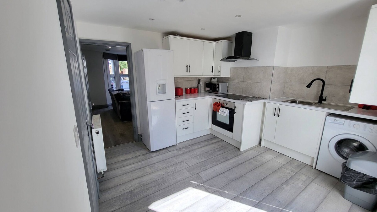 Colchester House | Vetrelax Colchester House- 4bedrooms with Parking