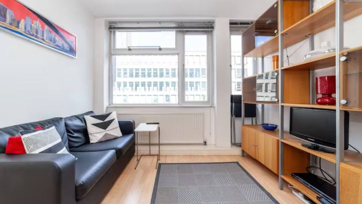 St. Pancras Apartment | Vibrant 1BR Flat in Fitzrovia, 2 min to Tube