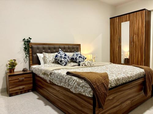 Santacruz Apartment | Vibrant 2 BHK Apt Near Airport