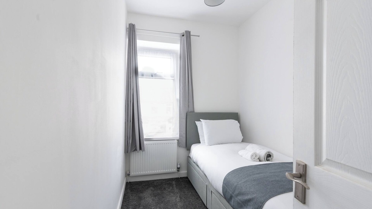 Beddau House | Vibrant 3-Bed Home With Netflix and Large Diner Near Retail and National Parks