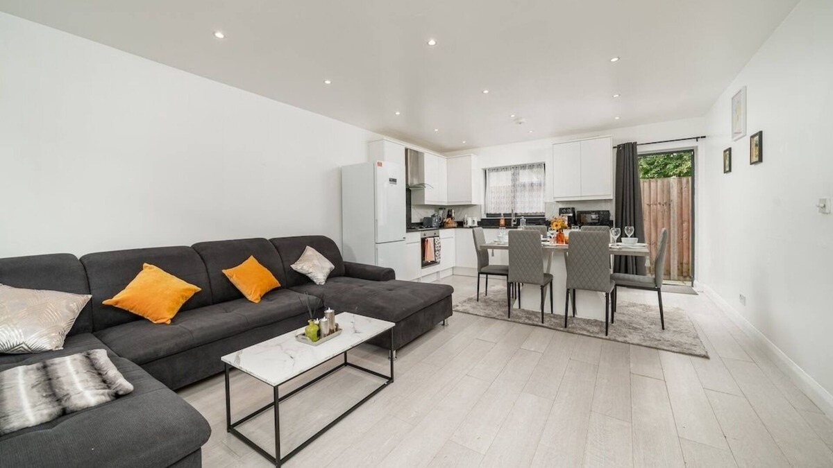 Northumberland Park House | Vibrant 3br in Tottenham free parking on request