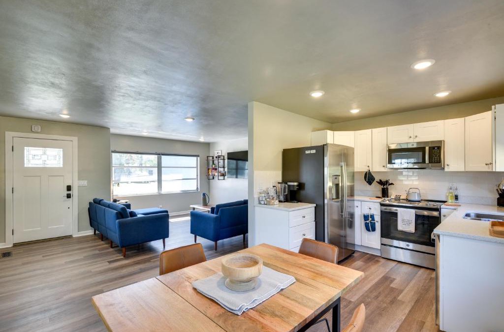 DeLand House | Vibrant DeLand House Near Stetson University!