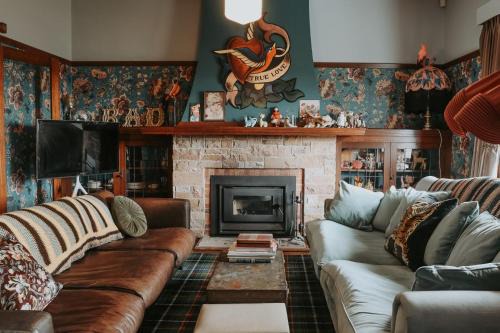 East Launceston House | Vibrant Dual Retreat Vagabond s Rest Rose Gold Hideaway