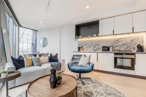 Melbourne Central Business District Apartment | Vibrant & Lively Condo with Stunning City Views