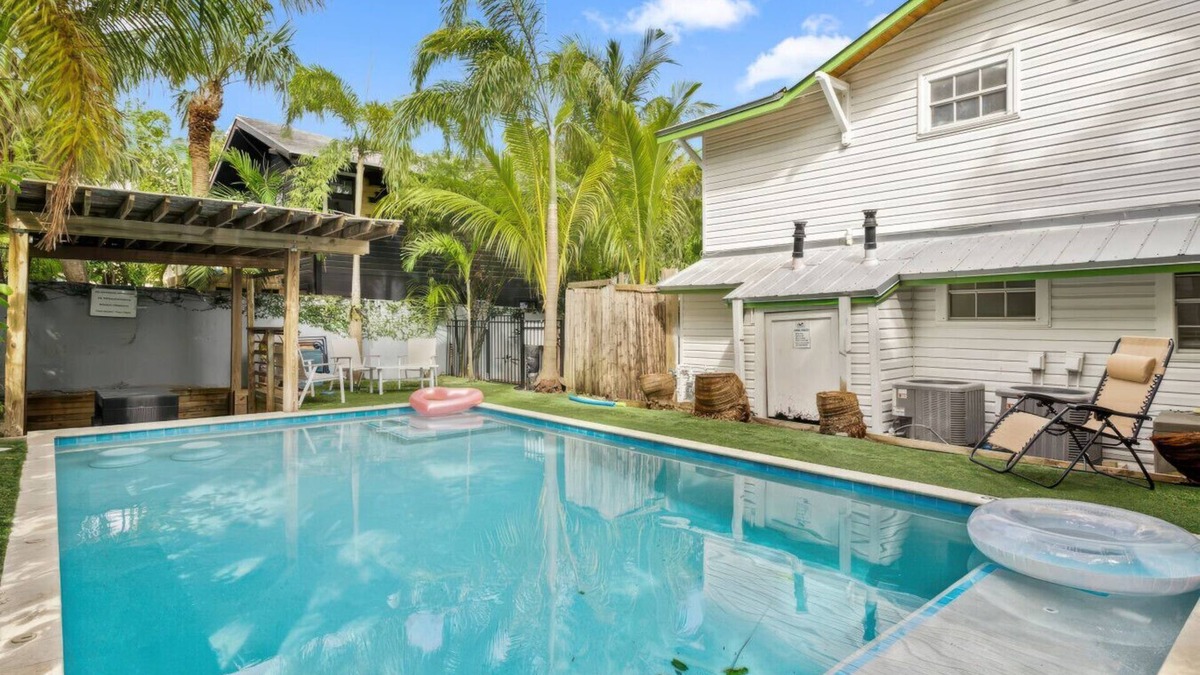 Grandview Heights House | Vibrant Oasis W/Heated Pool - 3 Units N/Downtown