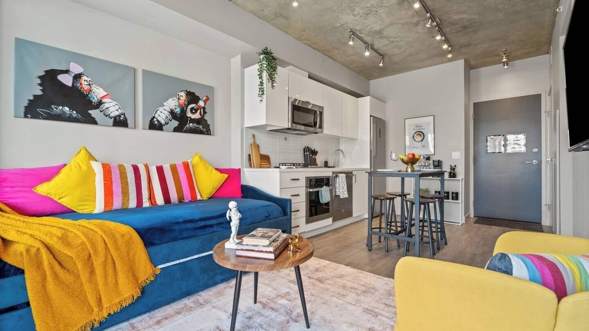 Connaught Apartment | Vibrant PopArt downtown suite – comfy & stylish!