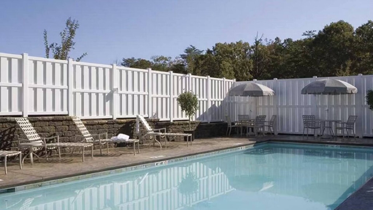 Ruckersville Hotel | Vibrant Room Perfect for Couples Visiting Local Vineyards Nearby