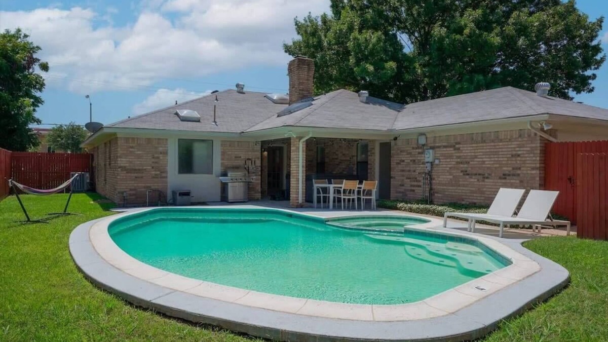 Richardson House | Vibrant Spacious Home w/Private Pool and Jacuzzi