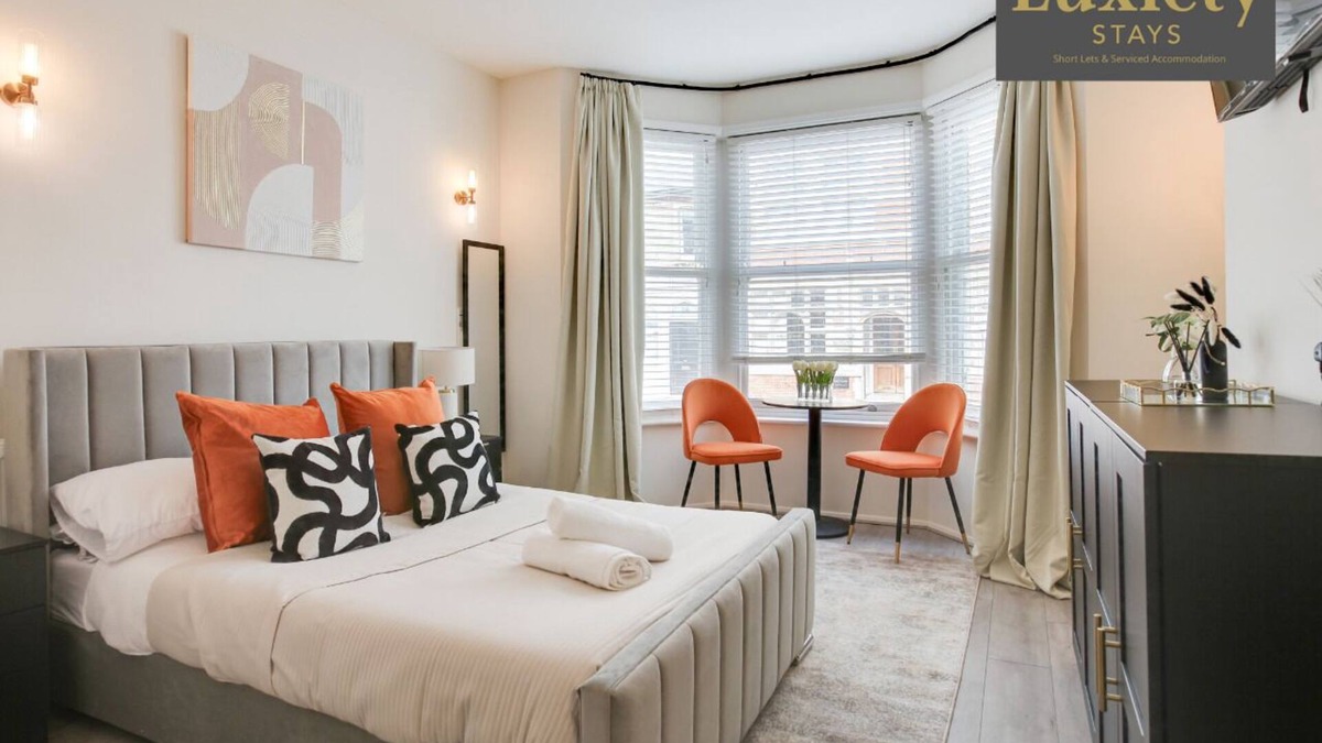 Southend-on-Sea Apartment | Vibrant & Stylish Studio City Centre Nr High Street by Luxiety Stays