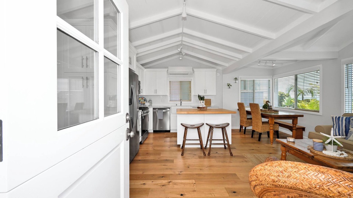 South Laguna Apartment | Victoria Beach Getaway