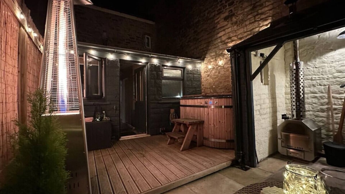 Barnard Castle Cottage | Victoria Cottage - lovely 1 bed retreat with hot tub