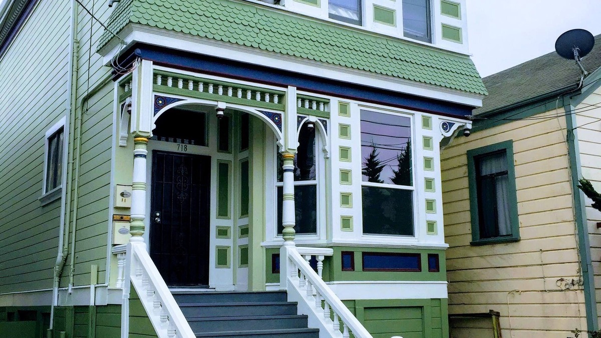 Prescott Condo | Victorian 1 Mile to Jack London Square, 1 BART stop to SF