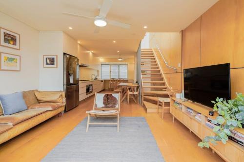 Carlton House | Victorian City-Fringe 3lvl Home @Carlton Lifestyle