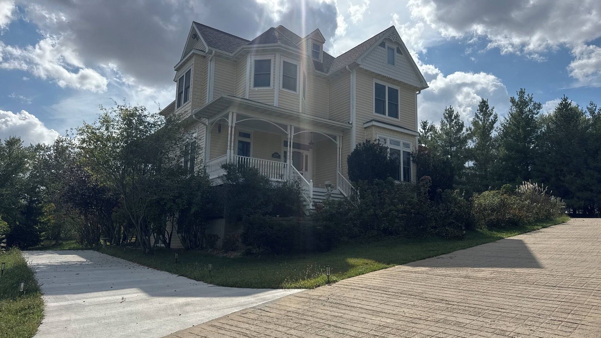 Pella House | Victorian Home Retreat Near Pella