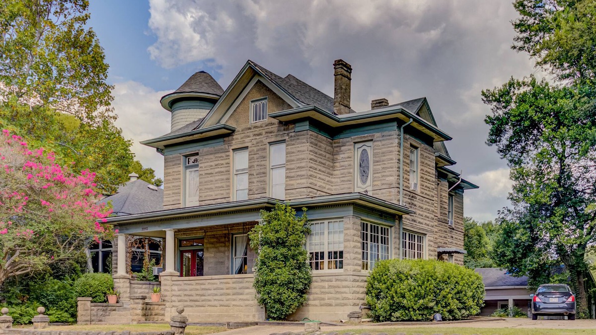 Vicksburg House | Victorian home with four bedrooms and four and one half bathrooms.
