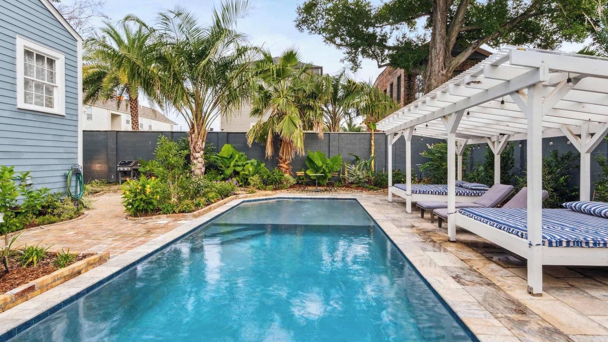 Faubourg Lafayette Villa | Victorian Villa w Pool & Hot Tub 5BR|6BA