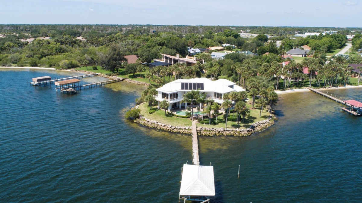 Rockledge House | Viera Riverfront Island Retreat 7bd/6ba Water Views EVERY Room Pool/Spa 16+ppl