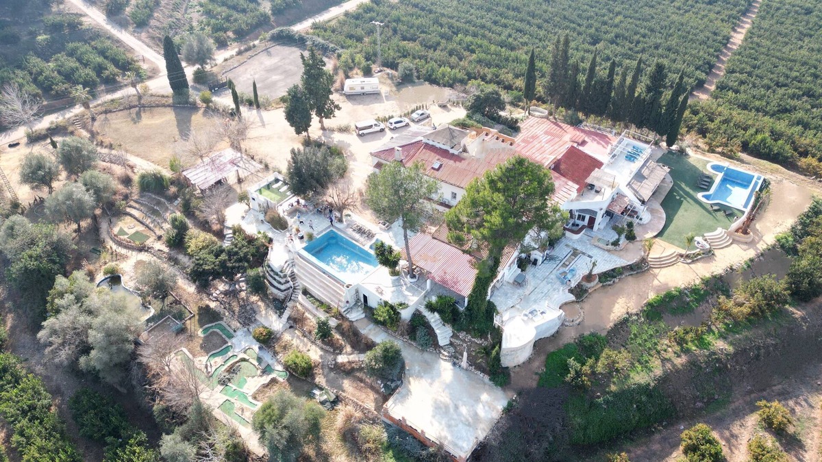 Barxeta House | Vies and cool summer breeze over the plot and pool.