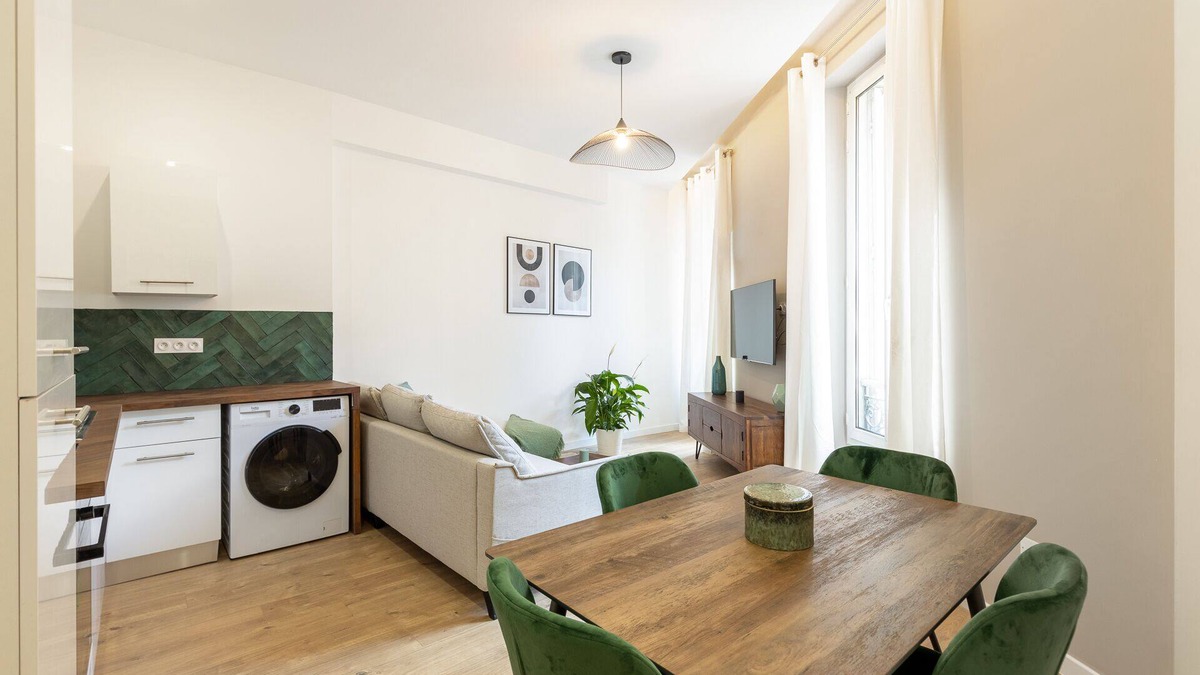 7th Arrondissement Apartment | Vieux-Port, Panier : T3 On the Place de Lenche
