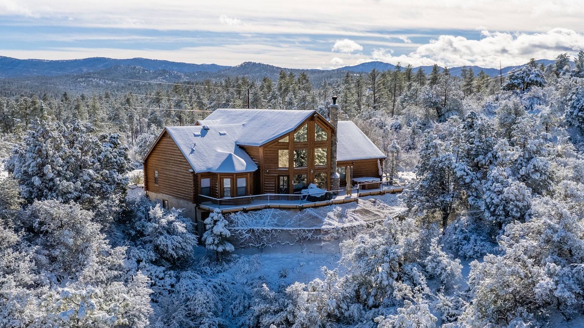 Prescott Cabin | View ~ATV~Karaoke Bar ~Kayaks/Bikes ~Hot Tub/Sauna