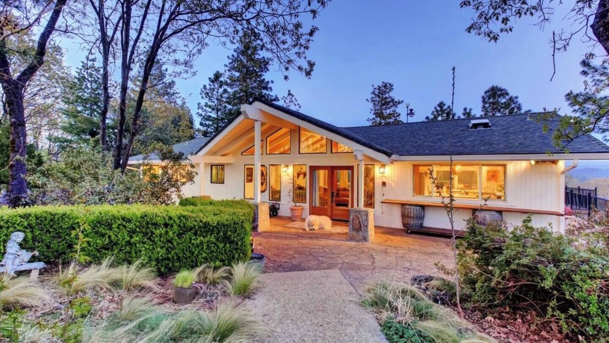Cedar Ridge House | View Forever Vineyards Big House